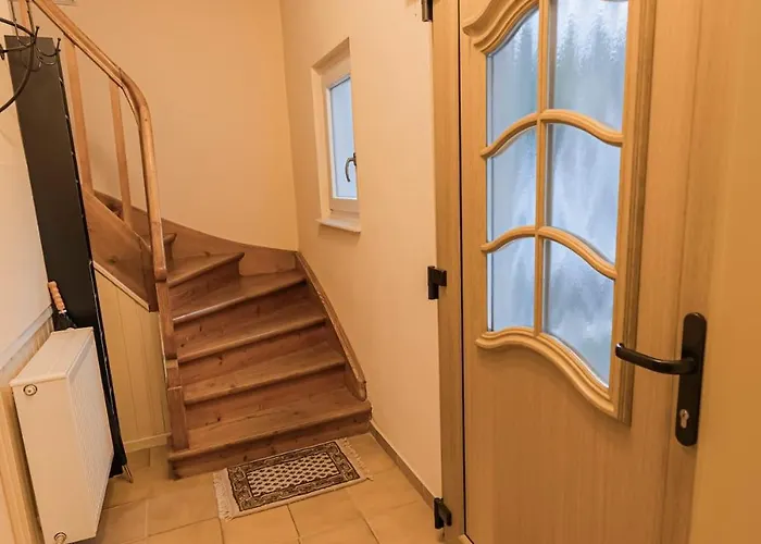 Ferienhaus Gemütliches Haus Inmitten Schöner Mit Garten&parkplatz Obernhof